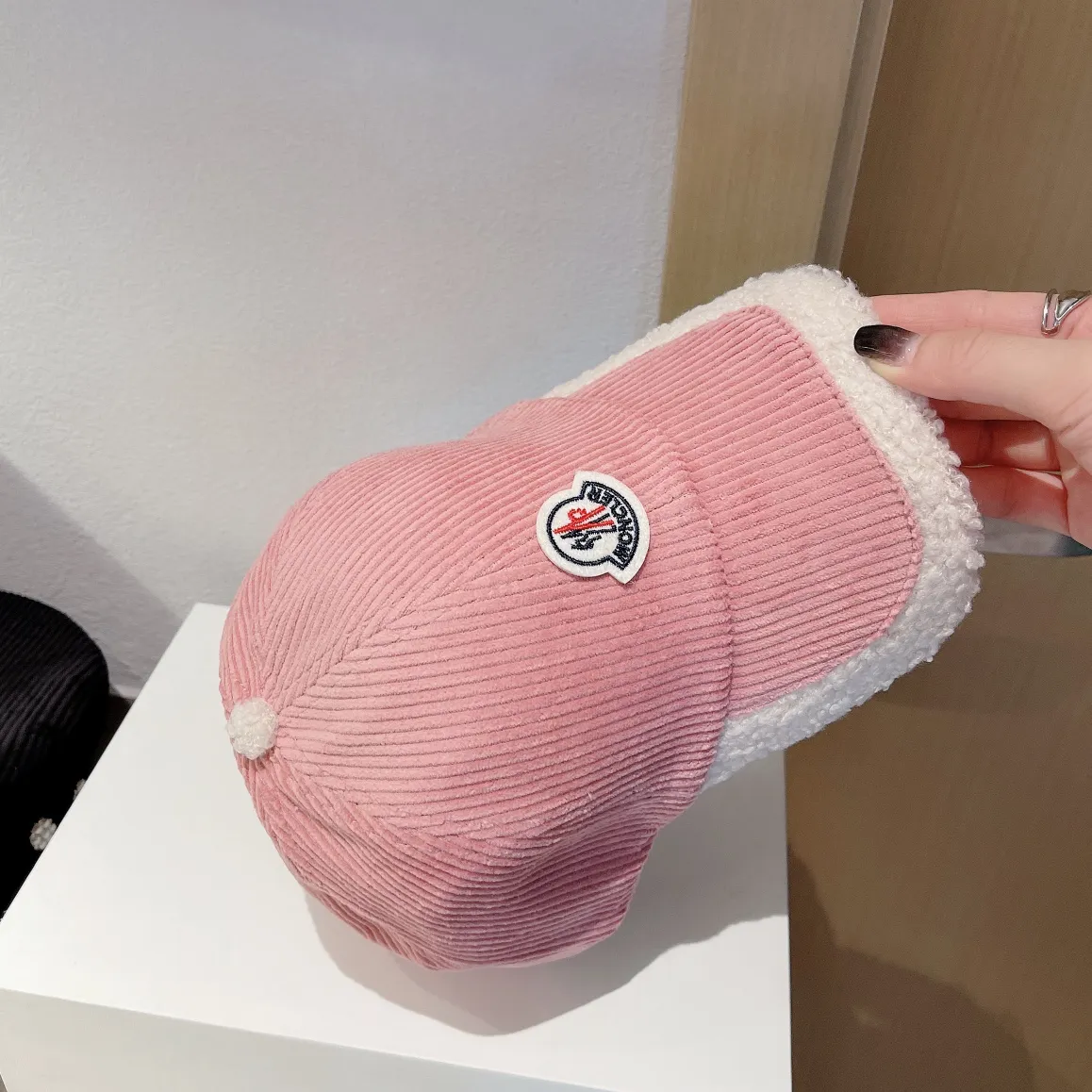 Special batch of 100 MONCLER corduroy baseball caps, suitable for young and fashionable people, with strong visual effect, three-dimensional letters, good-looking and high-quality!