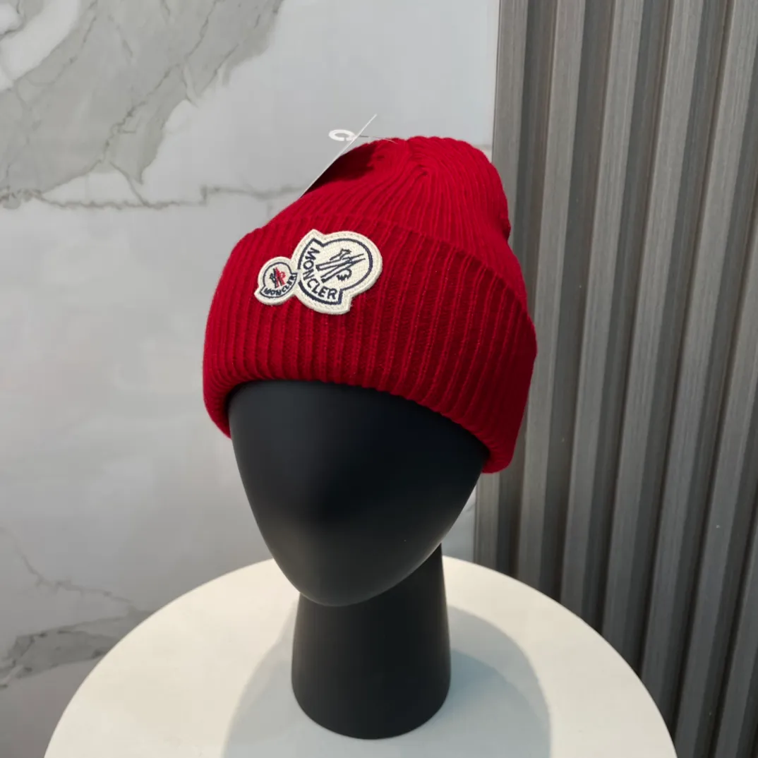 P66 comes with a dust bag for Moncler💥Official classic knitted hat, replica of the original. Very soft and skin-friendly, very elastic💓Texy and very versatile style~ Warm cashmere woolen hat, one size fits all and elastic~ Unisex, can be worn by any head size. Excellent quality, highly recommended