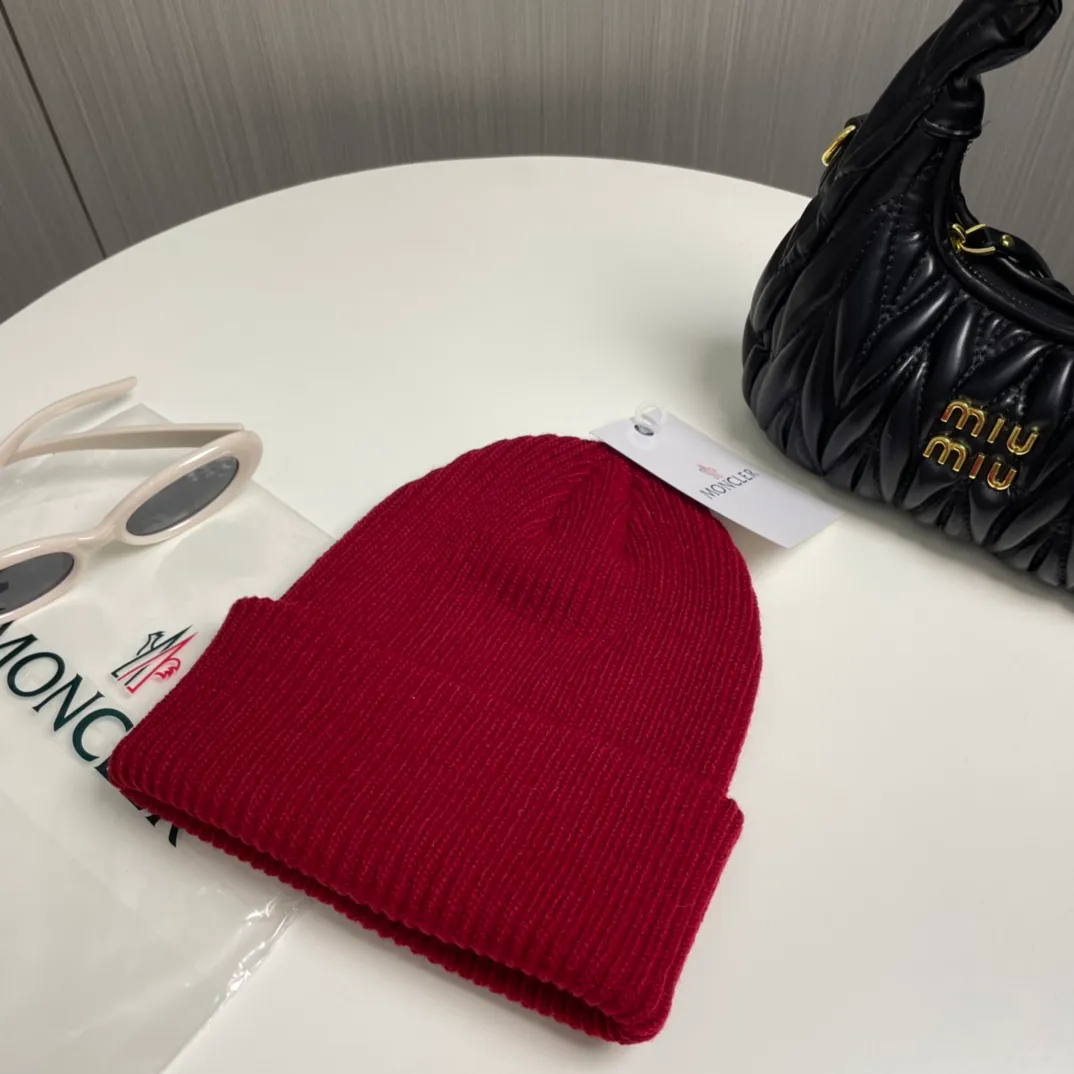 P66 comes with a dust bag for Moncler💥Official classic knitted hat, replica of the original. Very soft and skin-friendly, very elastic💓Texy and very versatile style~ Warm cashmere woolen hat, one size fits all and elastic~ Unisex, can be worn by any head size. Excellent quality, highly recommended