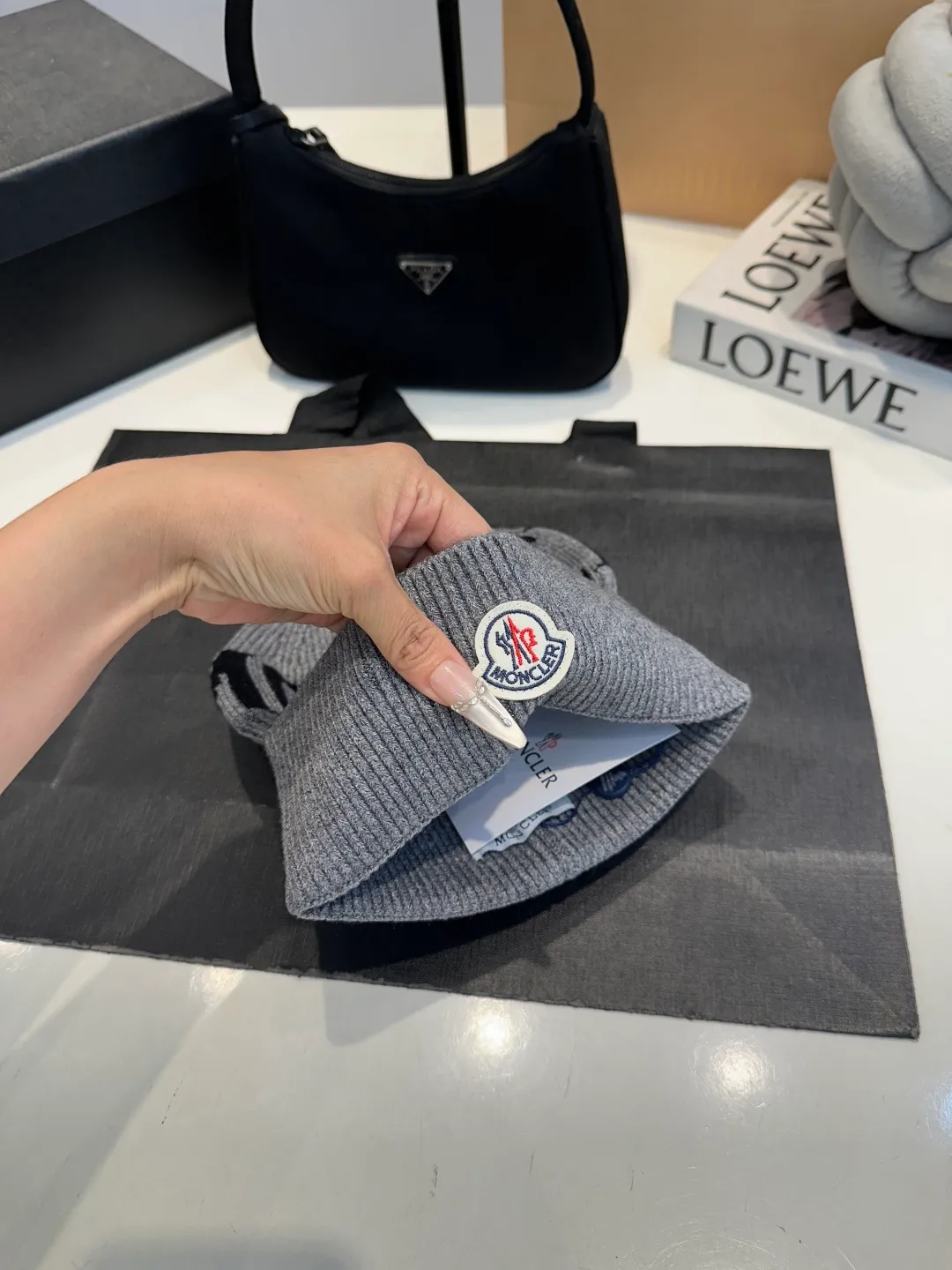 P46 Moncler 💥 Official website classic knitted hat, replica of the original. Very soft and skin-friendly, very elastic 💓 Textured and very versatile style ~ Warm cashmere woolen hat, one size fits all and elastic ~ Unisex, can be worn by any head size. Super quality, highly recommended
