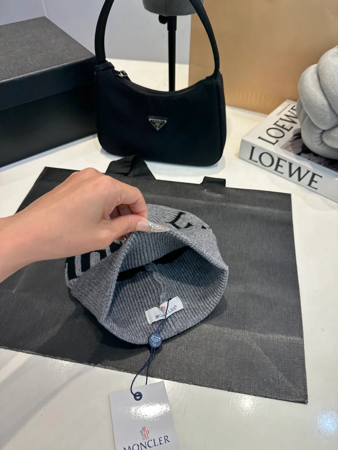 P46 Moncler 💥 Official website classic knitted hat, replica of the original. Very soft and skin-friendly, very elastic 💓 Textured and very versatile style ~ Warm cashmere woolen hat, one size fits all and elastic ~ Unisex, can be worn by any head size. Super quality, highly recommended