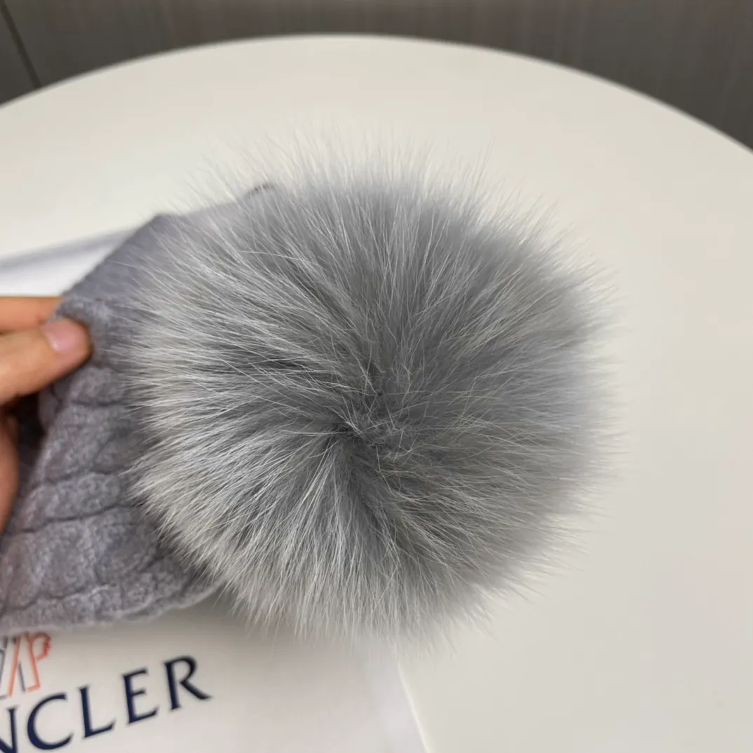 P90 with dust bag Moncler👒Classic original single-mouthed knitted wool hat, made of selected wool fabrics with ultra-high wool content‼ ️It feels super soft and has excellent elasticity. The rabbit fur ball is high-end, age-reducing and super warm!
