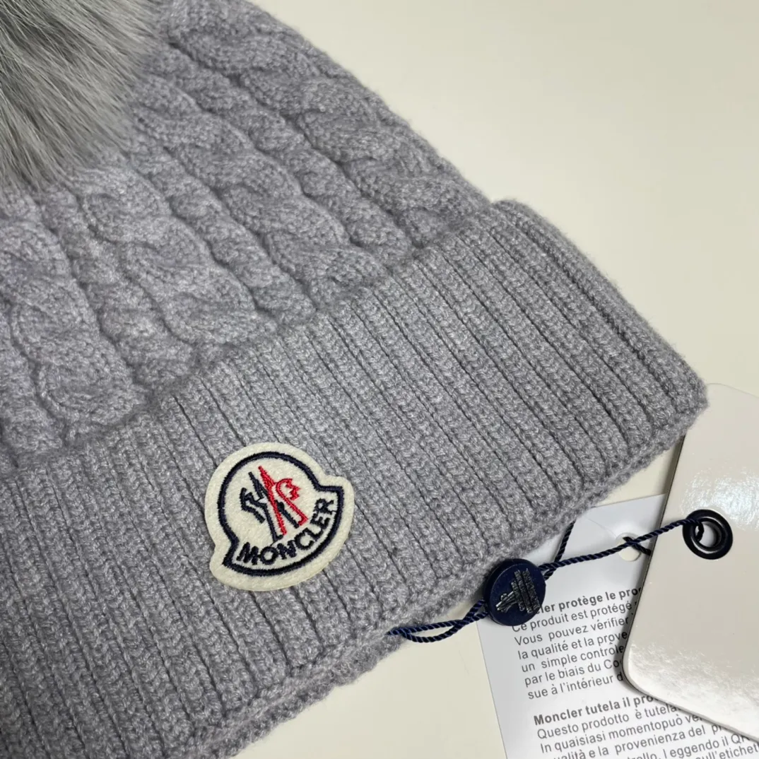 P90 with dust bag Moncler👒Classic original single-mouthed knitted wool hat, made of selected wool fabrics with ultra-high wool content‼ ️It feels super soft and has excellent elasticity. The rabbit fur ball is high-end, age-reducing and super warm!