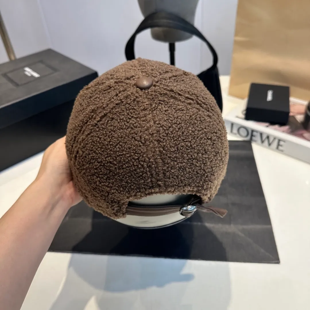 P 54 MONCLER lambswool and leather baseball cap with mouth, suitable for young and fashionable people, with strong visual effect, three-dimensional letters, good-looking and high-quality!