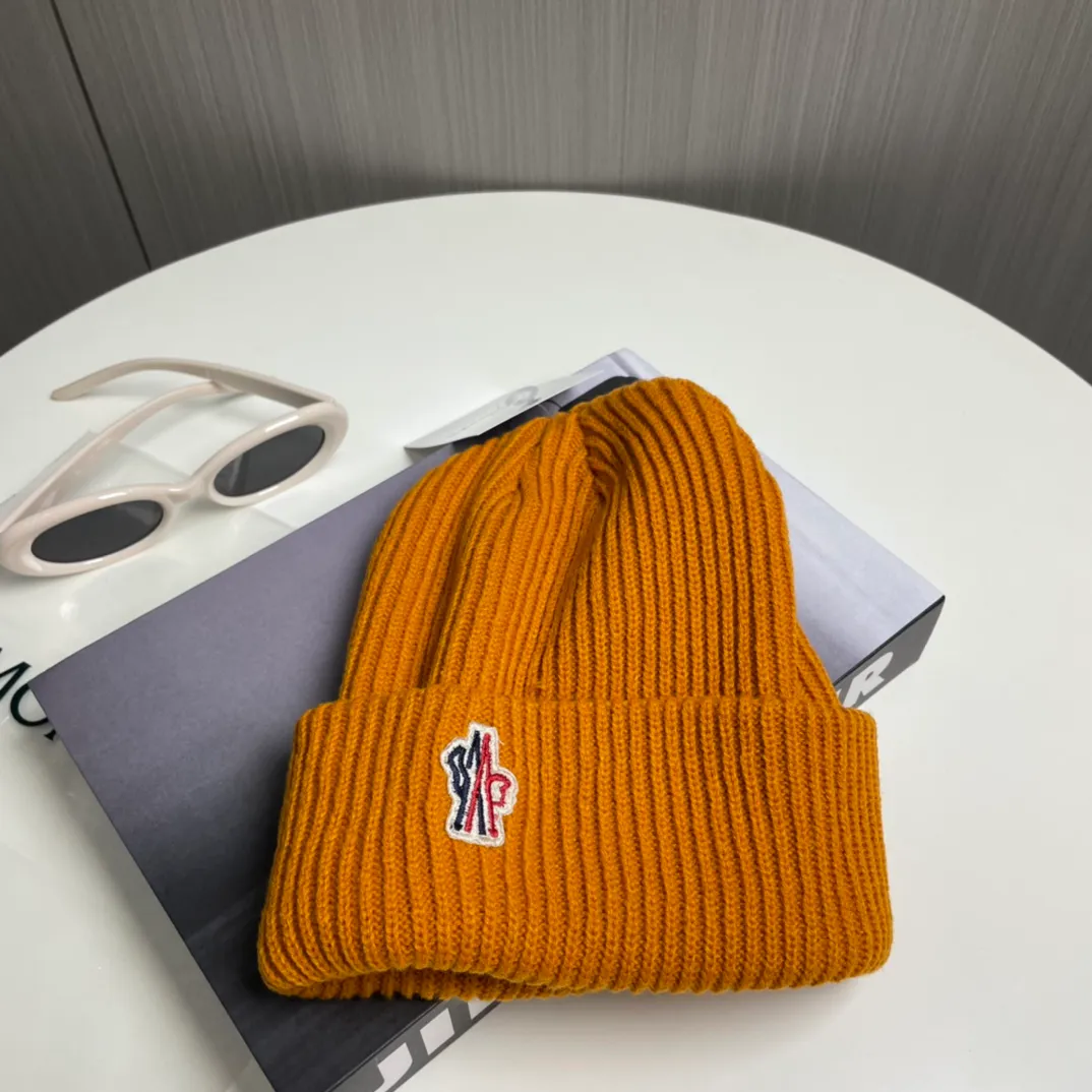 P50💰 Comes with dust bag Moncler💥 Official website classic knitted hat, original replica. Very soft and skin-friendly, very elastic 💓 Textured and very versatile style ~ Warm cashmere woolen hat, one size fits all and elastic ~ Unisex, can be worn by any head size. Super quality, highly recommended