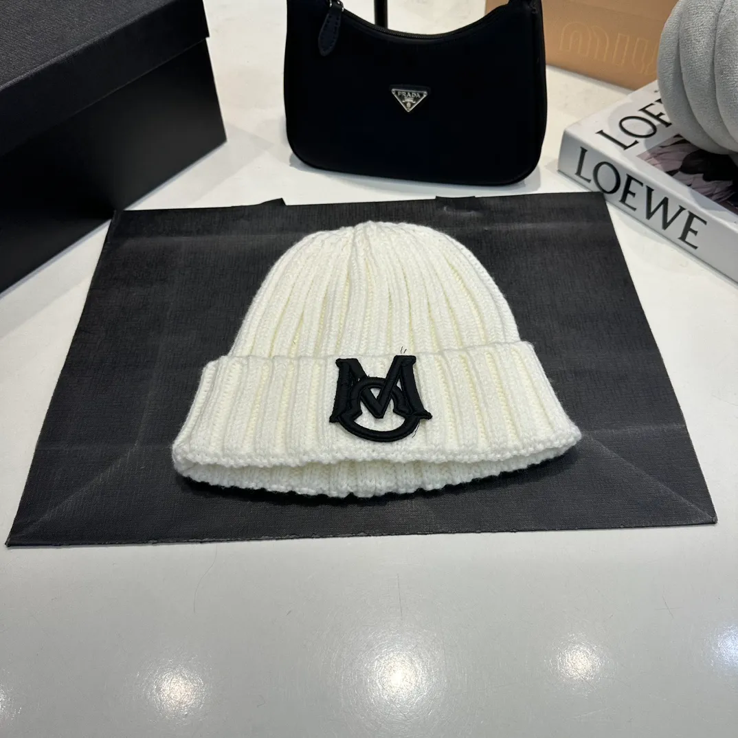 P58 Moncler 💥 Official website classic knitted hat, replica of the original. Very soft and skin-friendly, very elastic 💓 Textured and very versatile style ~ Warm cashmere woolen hat, one size fits all and elastic ~ Unisex, can be worn by any head size. Super quality, highly recommended