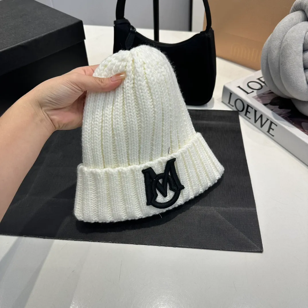 P58 Moncler 💥 Official website classic knitted hat, replica of the original. Very soft and skin-friendly, very elastic 💓 Textured and very versatile style ~ Warm cashmere woolen hat, one size fits all and elastic ~ Unisex, can be worn by any head size. Super quality, highly recommended