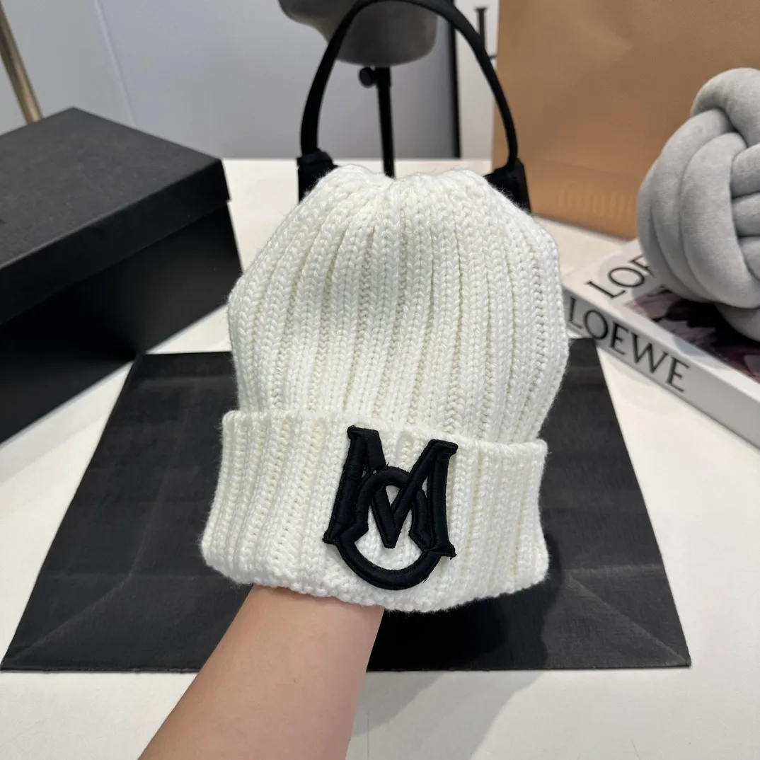 P58 Moncler 💥 Official website classic knitted hat, replica of the original. Very soft and skin-friendly, very elastic 💓 Textured and very versatile style ~ Warm cashmere woolen hat, one size fits all and elastic ~ Unisex, can be worn by any head size. Super quality, highly recommended