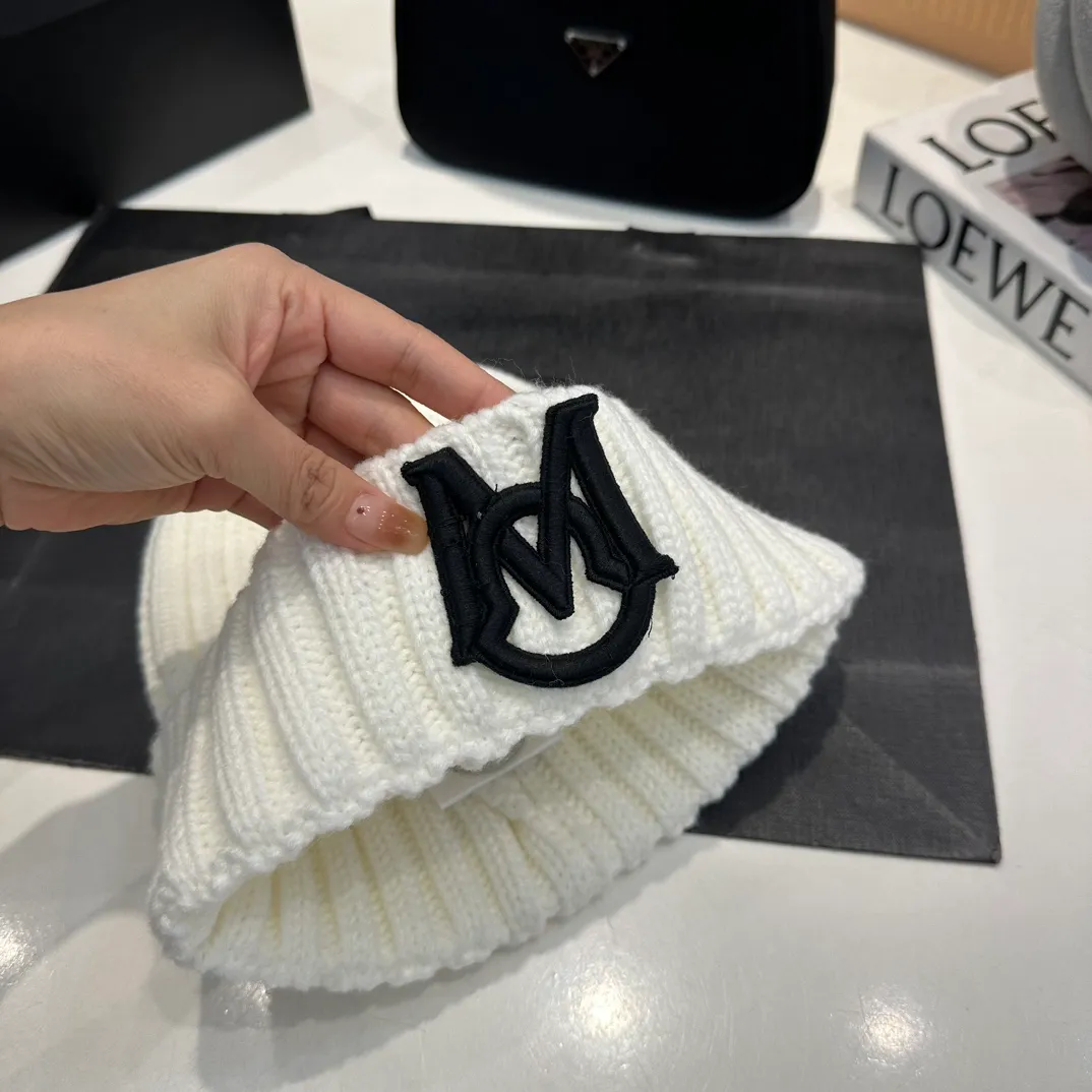 P58 Moncler 💥 Official website classic knitted hat, replica of the original. Very soft and skin-friendly, very elastic 💓 Textured and very versatile style ~ Warm cashmere woolen hat, one size fits all and elastic ~ Unisex, can be worn by any head size. Super quality, highly recommended