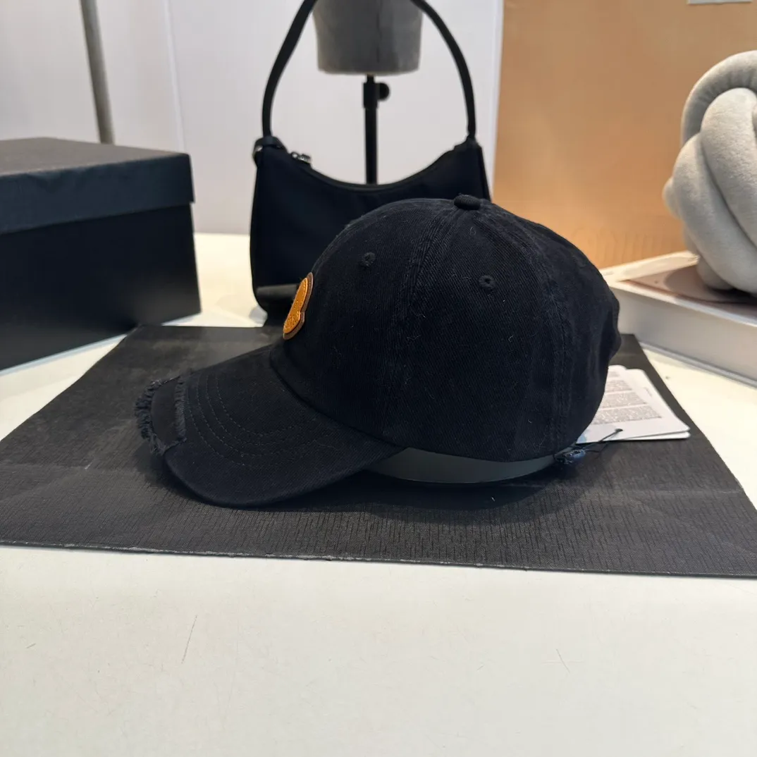 P60 MONCLER autumn and winter ripped baseball cap, suitable for young and fashionable people. It has a strong visual effect, good-looking and high-quality!