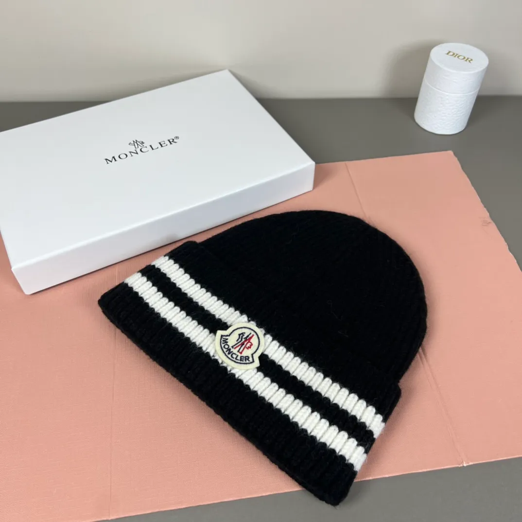 P52 comes with dust bag. MONCLER mouth-covered 🎩 knitted beanie, comes with QR code, good quality, high-end, super soft! Super hot💖The texture is great and it’s great to match when out on the street! Fashion trends! A must-have item for autumn and winter, the same style for men and women is available now!