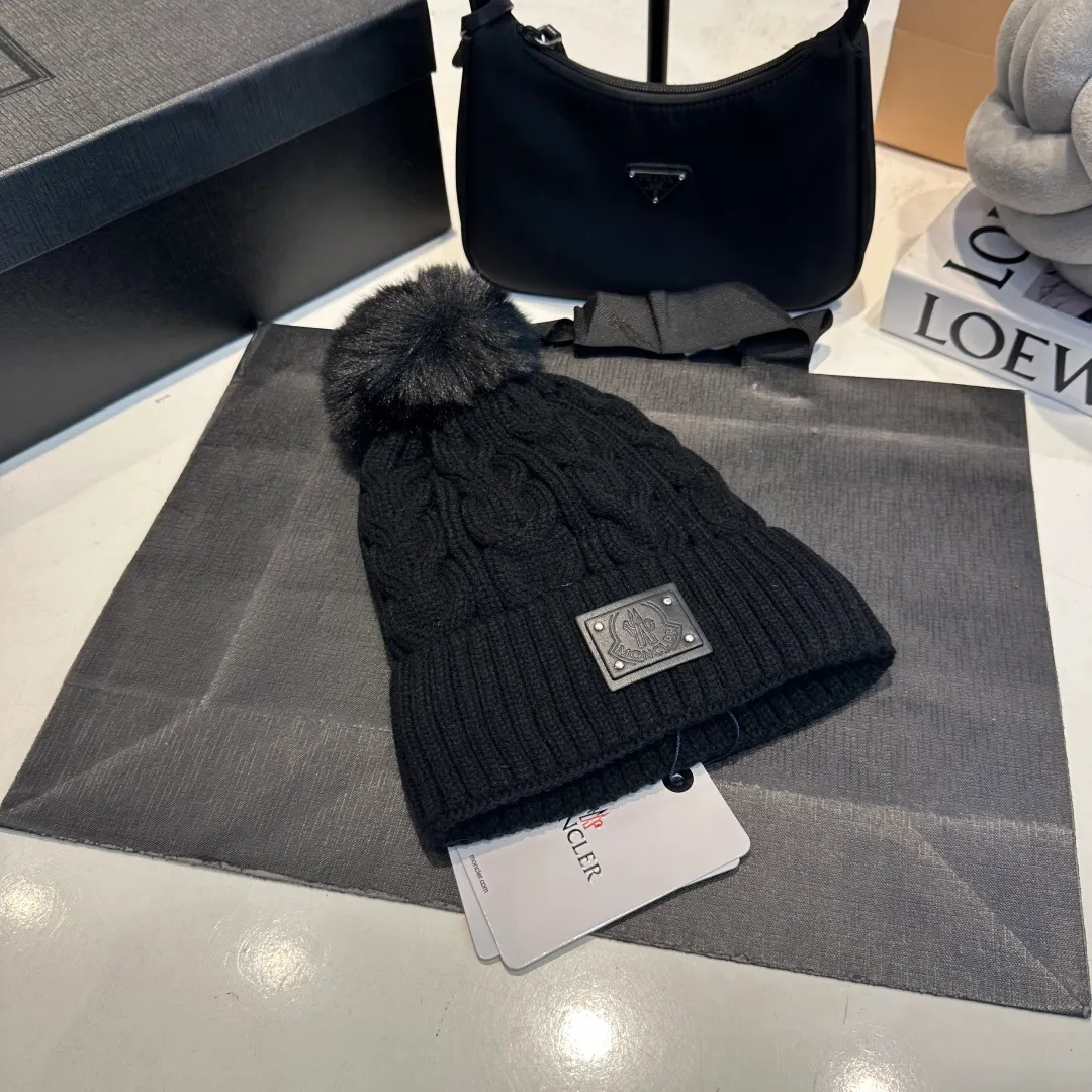 P70 Moncler hooded twist warm wool hat, sweet and cool style get! Reduce your age and make your face appear smaller. I’d like to share it with you all. The four colors match well and the breasts are so milky~