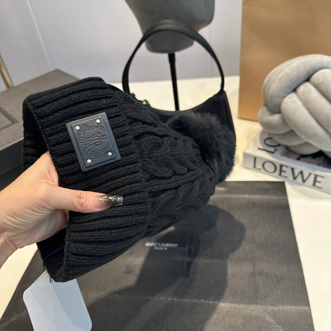 P70 Moncler hooded twist warm wool hat, sweet and cool style get! Reduce your age and make your face appear smaller. I’d like to share it with you all. The four colors match well and the breasts are so milky~