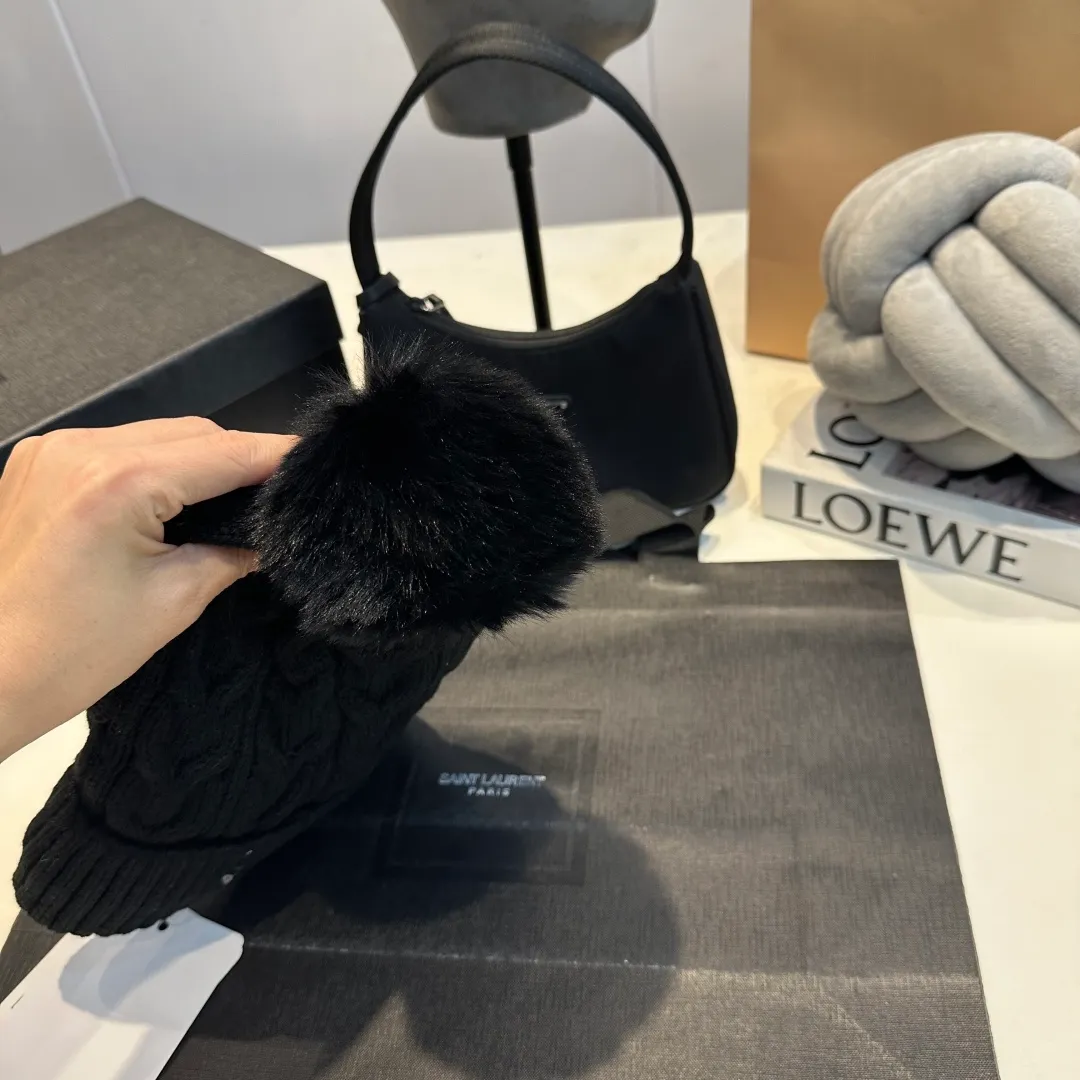 P70 Moncler hooded twist warm wool hat, sweet and cool style get! Reduce your age and make your face appear smaller. I’d like to share it with you all. The four colors match well and the breasts are so milky~