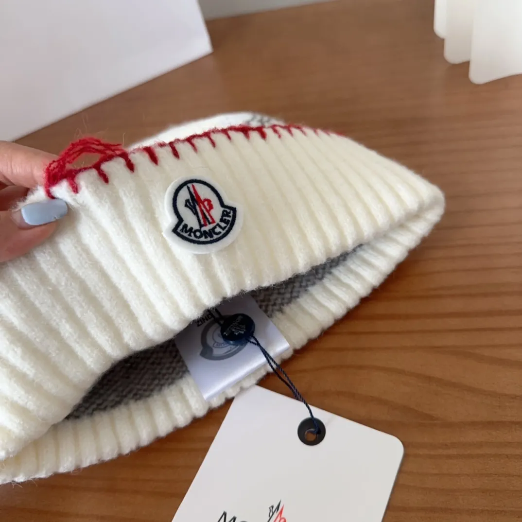 🉐️120 Moncler 25 autumn and winter women's wool knitted warm knitted hat. Cashmere has a soft and waxy texture, authentic quality enjoyment! Extra large fox fur ball 1:1 customized, original mark! High quality in stock!