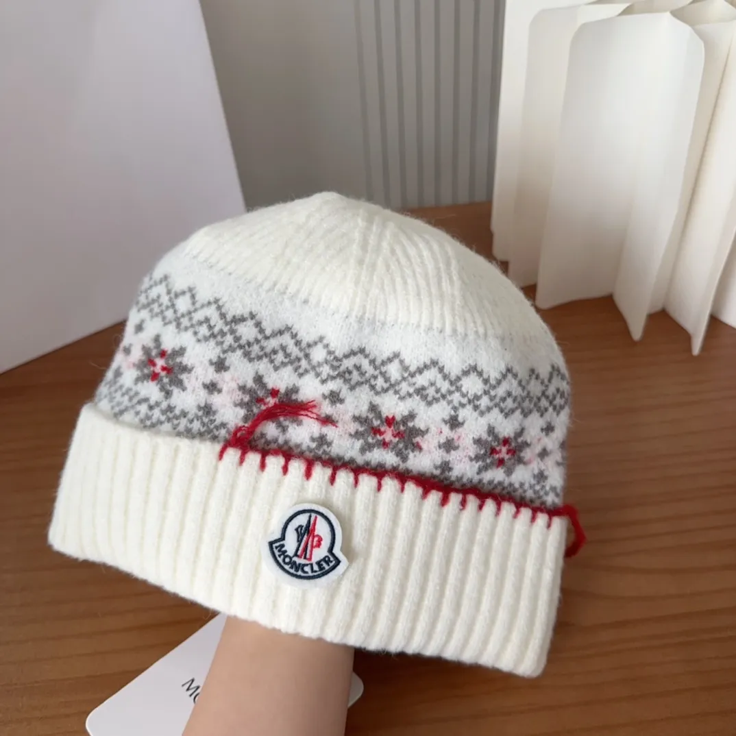 🉐️120 Moncler 25 autumn and winter women's wool knitted warm knitted hat. Cashmere has a soft and waxy texture, authentic quality enjoyment! Extra large fox fur ball 1:1 customized, original mark! High quality in stock!