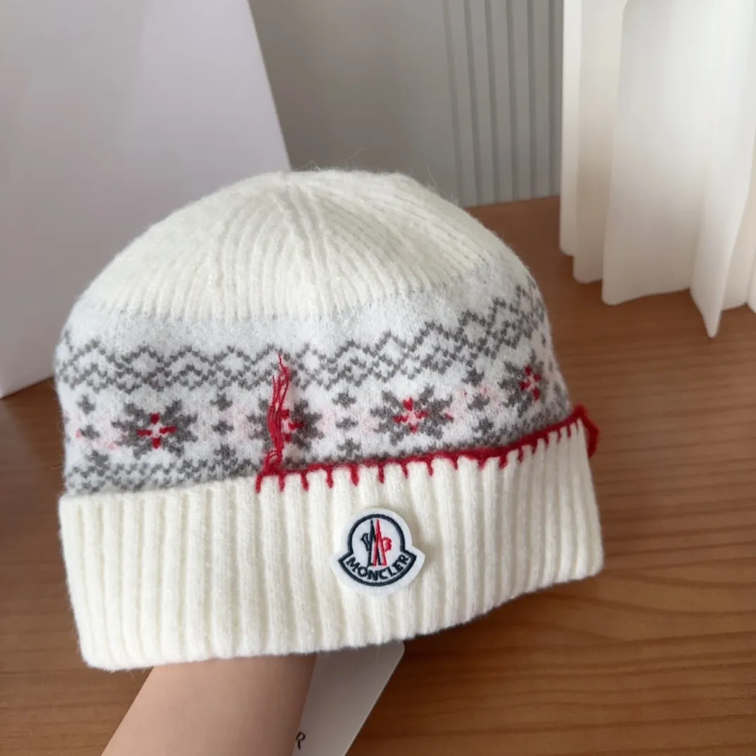 🉐️120 Moncler 25 autumn and winter women's wool knitted warm knitted hat. Cashmere has a soft and waxy texture, authentic quality enjoyment! Extra large fox fur ball 1:1 customized, original mark! High quality in stock!