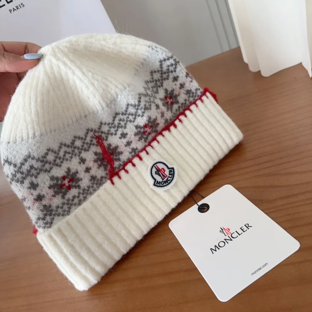 🉐️120 Moncler 25 autumn and winter women's wool knitted warm knitted hat. Cashmere has a soft and waxy texture, authentic quality enjoyment! Extra large fox fur ball 1:1 customized, original mark! High quality in stock!