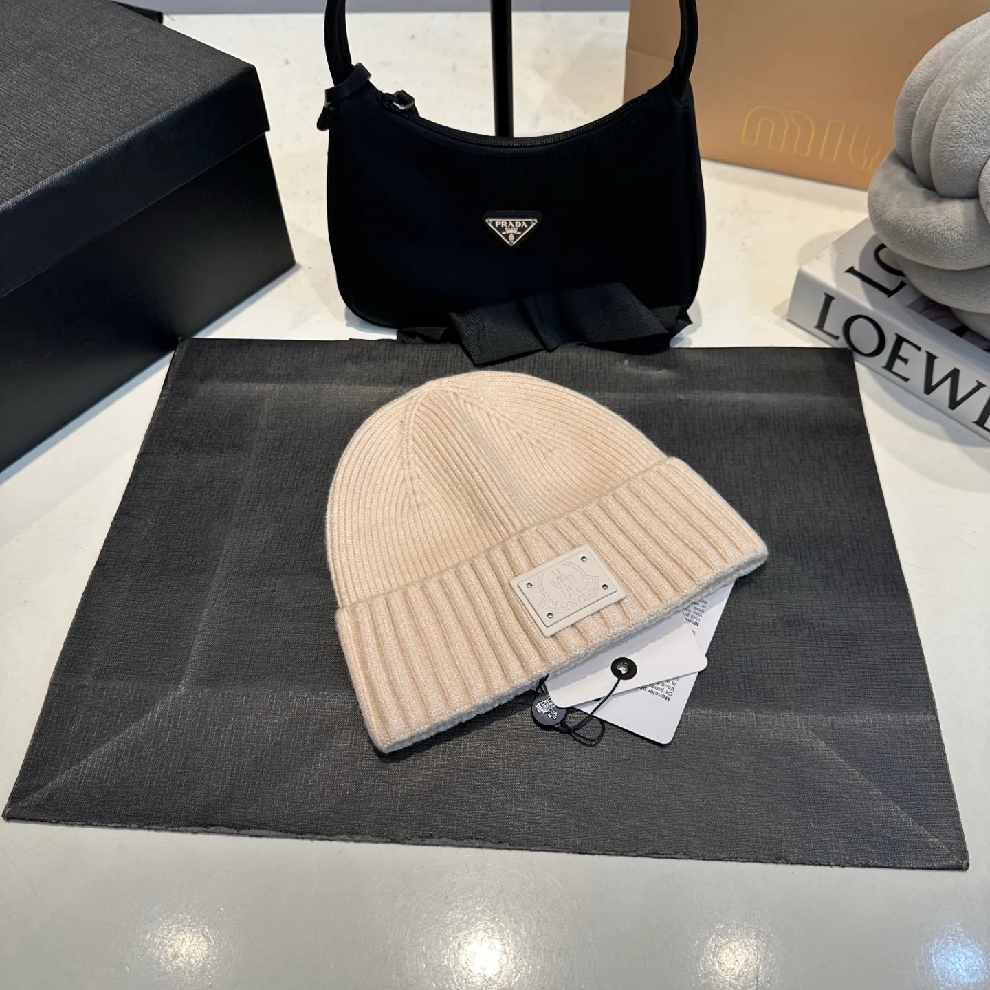 P50 Moncler warm woolen hat, sweet and cool style! Reduce your age and make your face look smaller. I’d like to share it with everyone. Every color matches well and the breasts are milky.