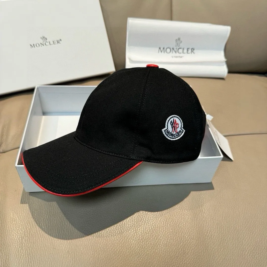 p90., Moncler muzzle classic original baseball cap, classic and popular style, 1:1 mold opening and customization at the counter, original canvas fabric + first layer of cowhide, pure cotton lining, light and breathable! The quality is great, the basic head circumference is 56cm, and the patch is adjustable.