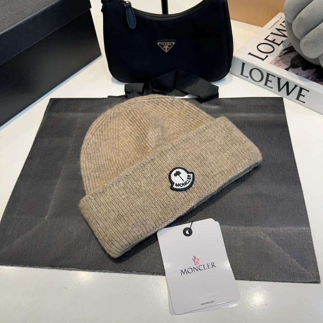 P70 MONCLER muffled knitted beanie, good quality, high-end and elegant, super popular 💖The texture is great, it’s great to match when out on the street! Fashion trends! A must-have item for winter, the same style for men and women, get it now!