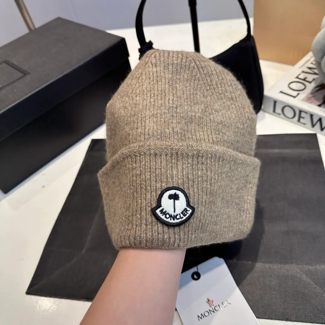 P70 MONCLER muffled knitted beanie, good quality, high-end and elegant, super popular 💖The texture is great, it’s great to match when out on the street! Fashion trends! A must-have item for winter, the same style for men and women, get it now!
