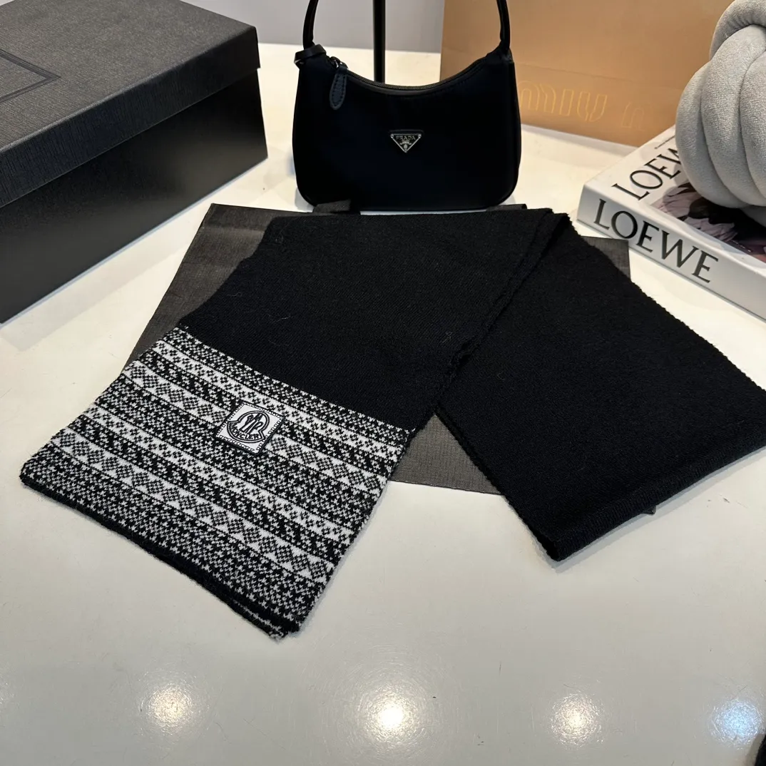 P170 Moncler Moncler 💥 Mouth three-piece set, gloves, hat, scarf, original replica. Very soft and skin-friendly, very elastic 💓 Textured and very versatile style ~ Warm, one-size-fits-all and elastic ~ Unisex, can be worn by any head size. Super quality, highly recommended