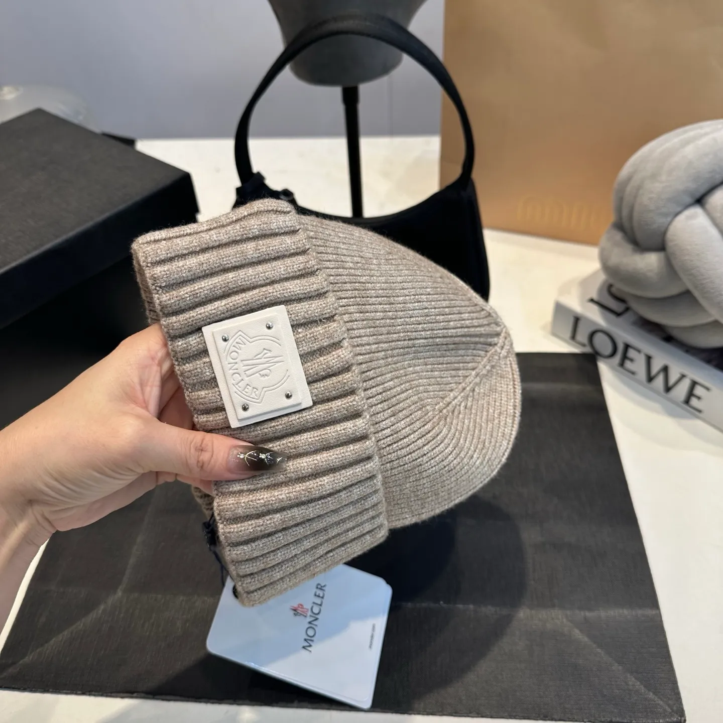 P50 Moncler warm woolen hat, sweet and cool style! Reduce your age and make your face look smaller. I’d like to share it with everyone. Every color matches well and the breasts are milky.