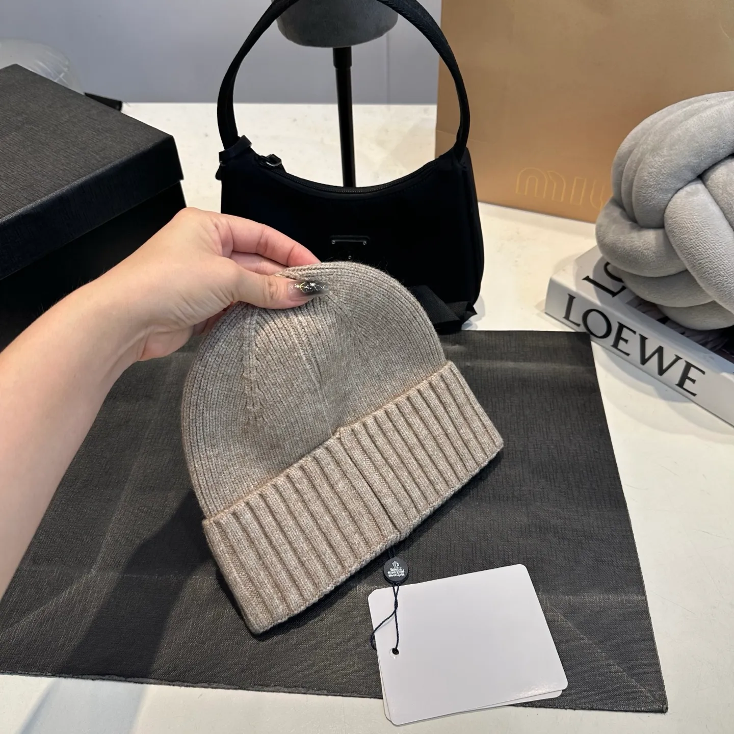 P50 Moncler warm woolen hat, sweet and cool style! Reduce your age and make your face look smaller. I’d like to share it with everyone. Every color matches well and the breasts are milky.