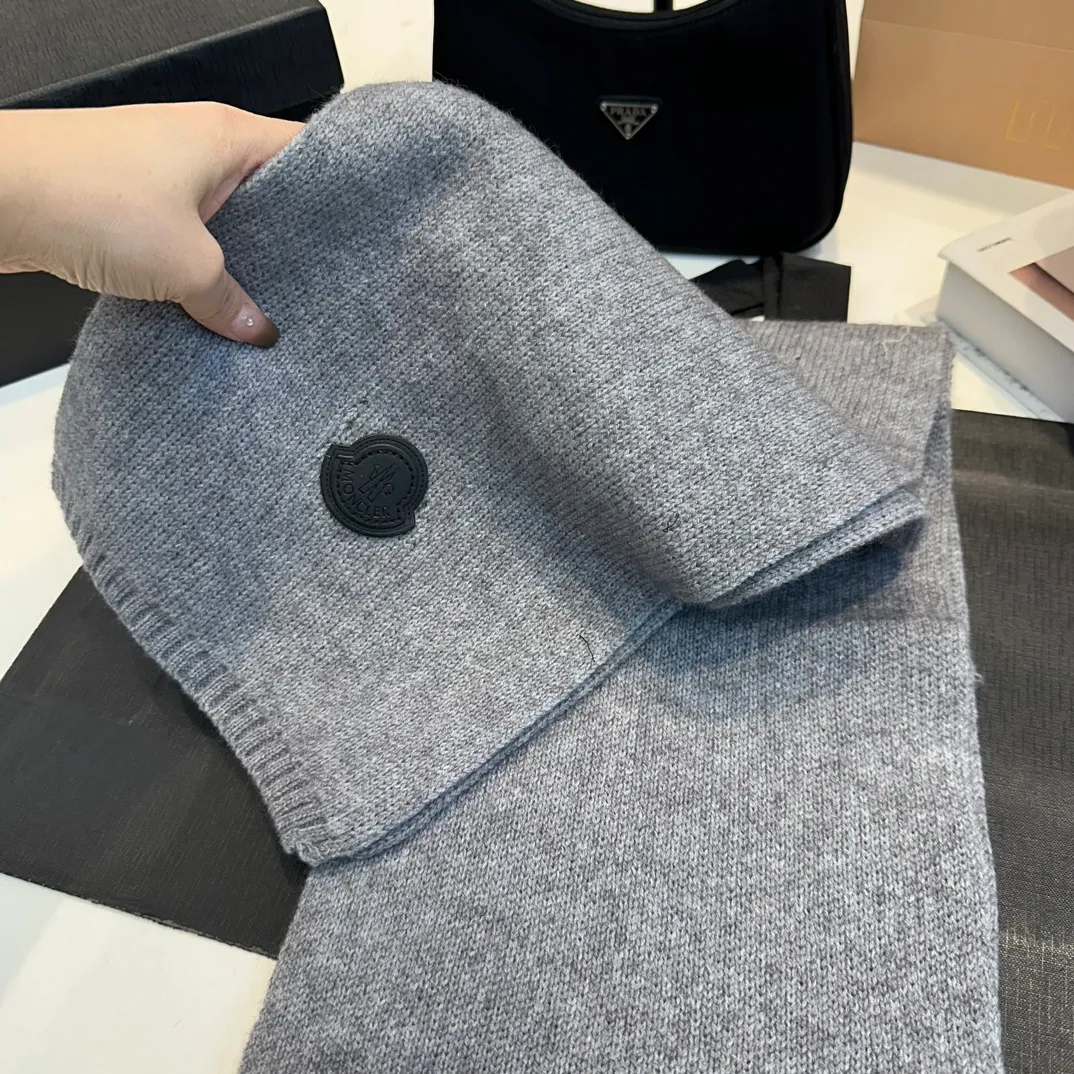 P110 Moncler wool knitted three-piece set, gloves + hat + scarf set ❄️ Wool knitted, super cute with cashmere scarf, a must-have for autumn and winter