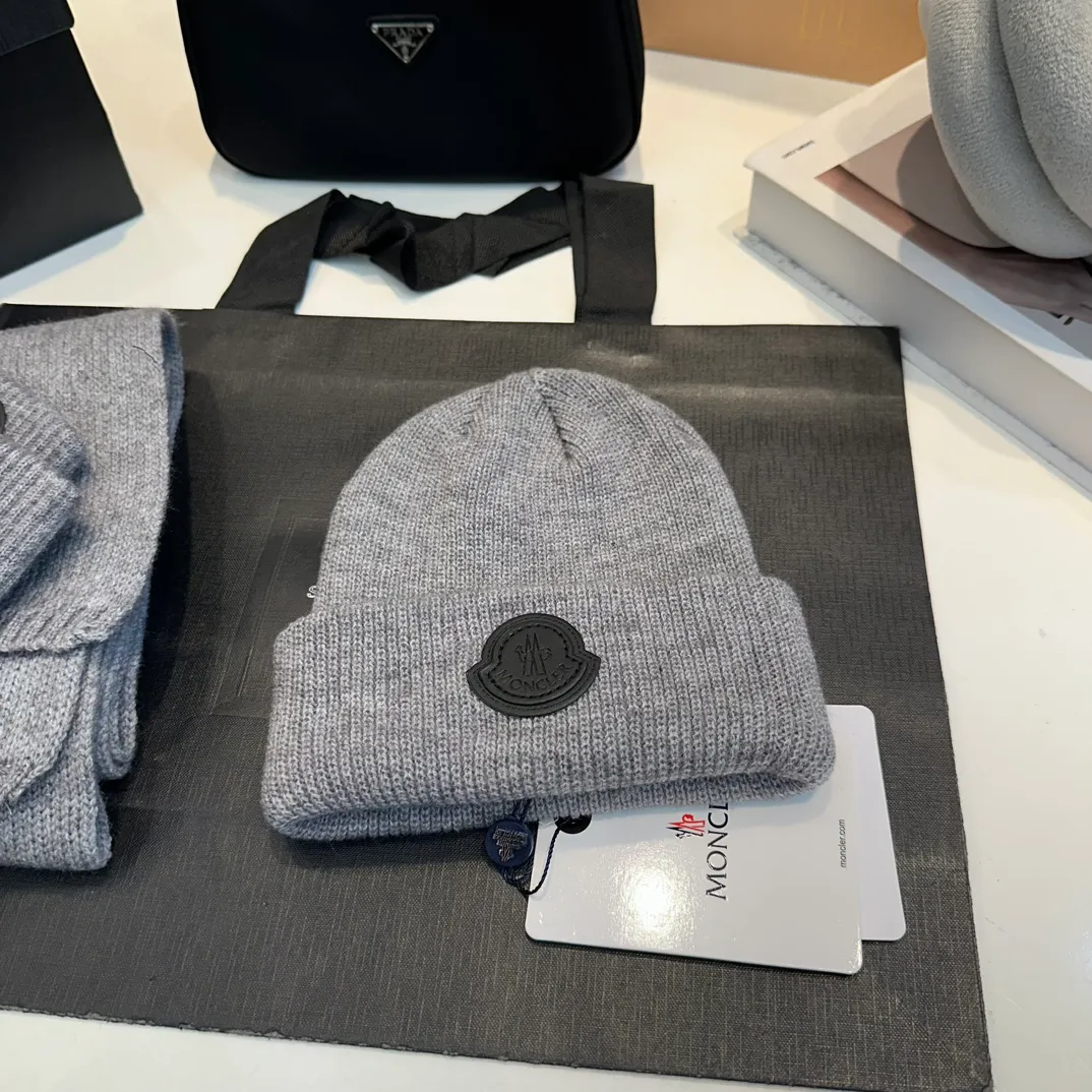 P110 Moncler wool knitted three-piece set, gloves + hat + scarf set ❄️ Wool knitted, super cute with cashmere scarf, a must-have for autumn and winter