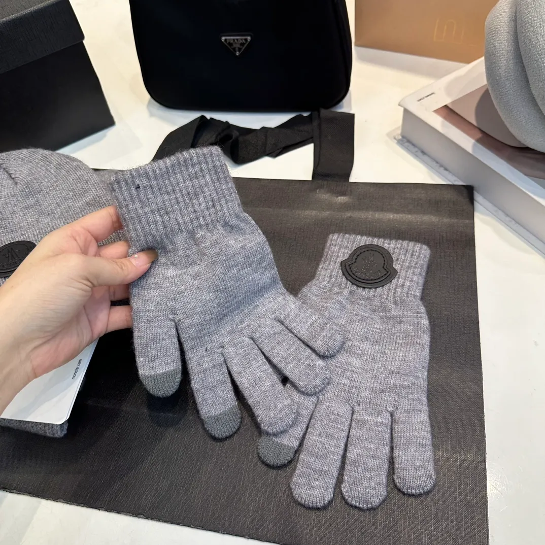 P110 Moncler wool knitted three-piece set, gloves + hat + scarf set ❄️ Wool knitted, super cute with cashmere scarf, a must-have for autumn and winter