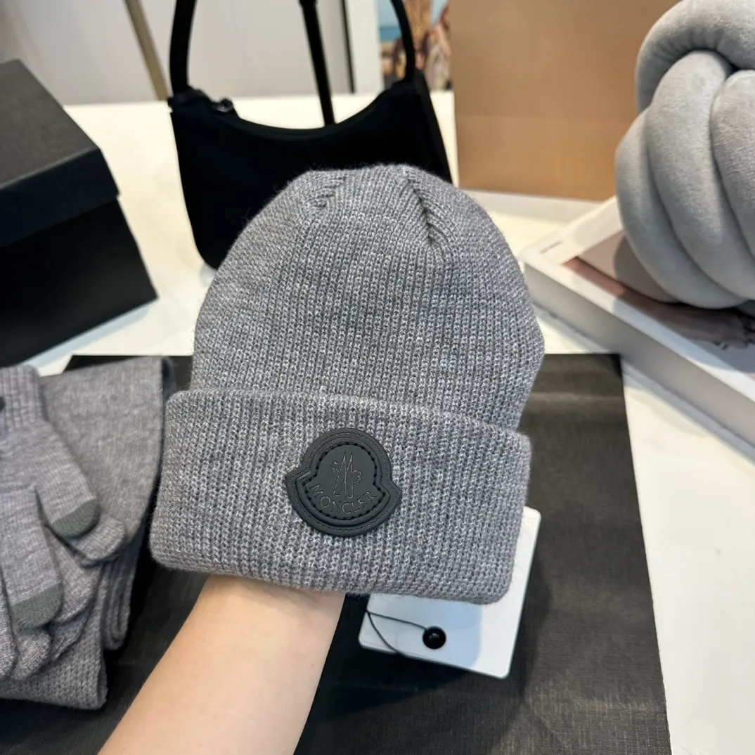 P110 Moncler wool knitted three-piece set, gloves + hat + scarf set ❄️ Wool knitted, super cute with cashmere scarf, a must-have for autumn and winter