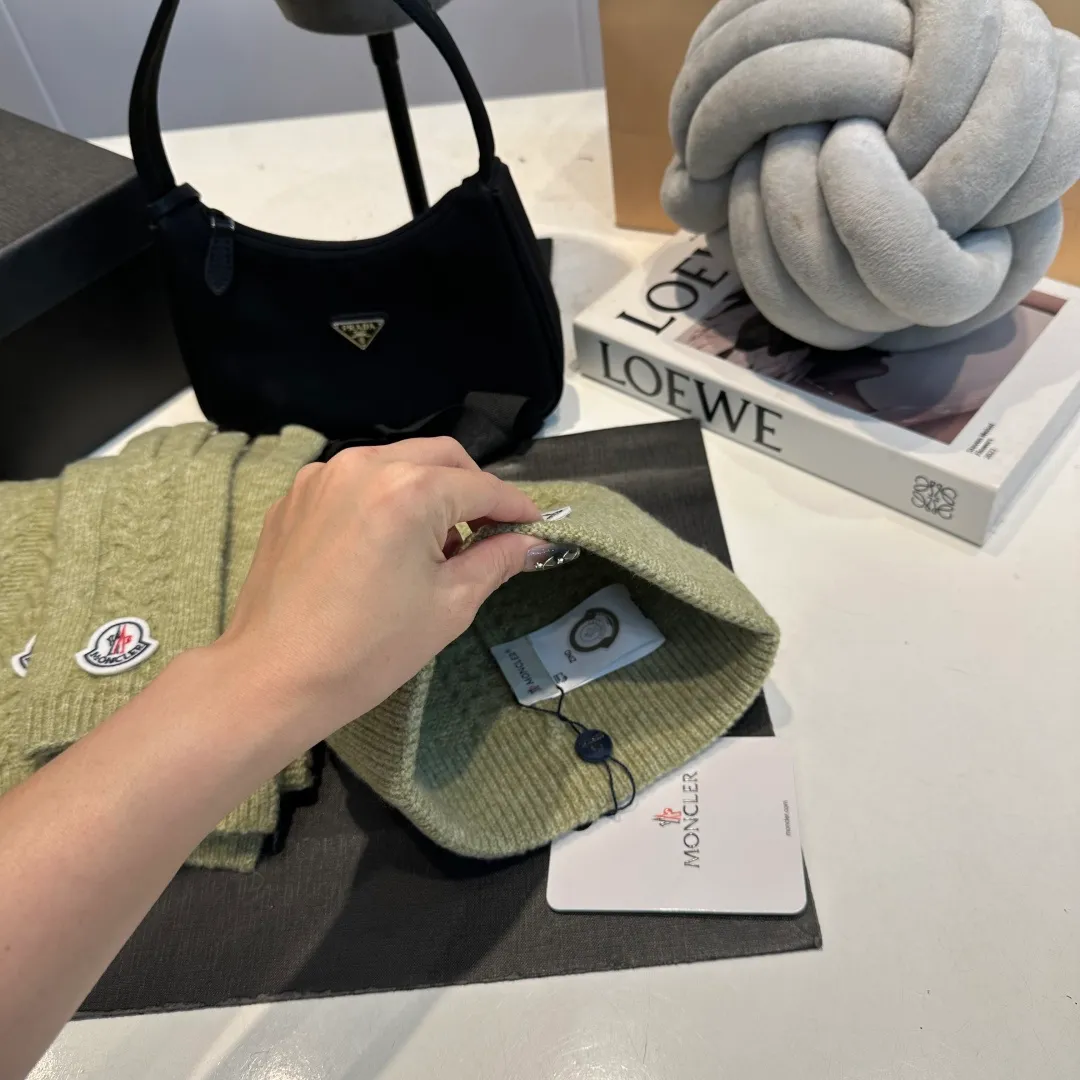 P160 Moncler muzzle suit autumn and winter style cuffed wool knitted beanie High quality customization! This must be my favorite of minimalism. It is clean, neat, fashionable and versatile, and will definitely not be picky about your face shape! A fashionable classic that lasts forever! Both men and women are welcome!