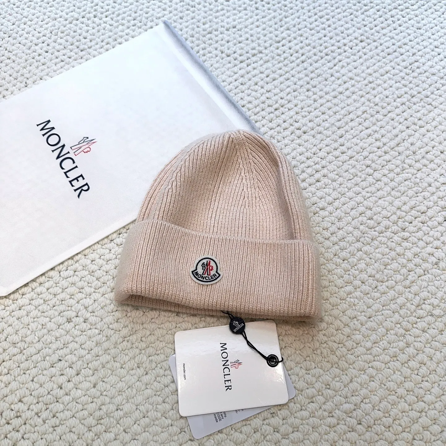 P60 with dust bag, high version Moncler Moncler 💥Official website classic knitted hat, replica of the original. Very soft and skin-friendly, very elastic 💓 Textured and very versatile style ~ Warm cashmere woolen hat, one size fits all and elastic ~ Unisex, can be worn by any head size. Super quality, highly recommended