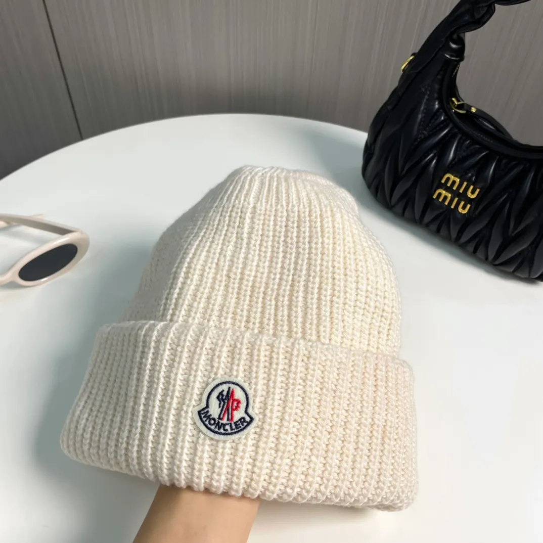 P76 Moncler 2024 early autumn and winter classic knitted hat, original replica. Very soft and skin-friendly, very elastic 💓 Textured and very versatile style ~ Warm cashmere woolen hat, one size fits all and elastic ~ Unisex, can be worn by any head circumference. Super quality, highly recommended