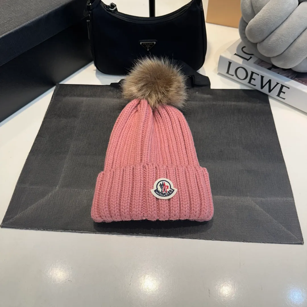 P50 high version Moncler Moncler 💥 Official website classic knitted hat, replica of the original. Very soft and skin-friendly, very elastic 💓 Textured and very versatile style ~ Warm cashmere woolen hat, one size fits all and elastic ~ Unisex, can be worn by any head size. Super quality, highly recommended