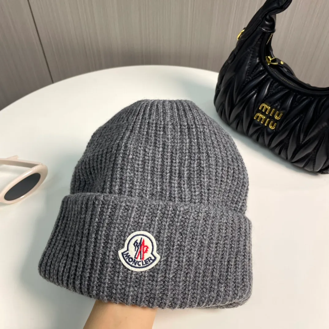 P76 Moncler 2024 early autumn and winter classic knitted hat, original replica. Very soft and skin-friendly, very elastic 💓 Textured and very versatile style ~ Warm cashmere woolen hat, one size fits all and elastic ~ Unisex, can be worn by any head circumference. Super quality, highly recommended