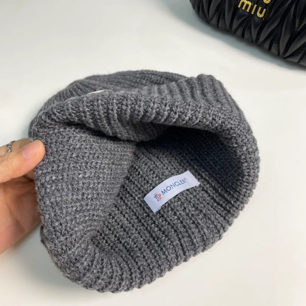 P76 Moncler 2024 early autumn and winter classic knitted hat, original replica. Very soft and skin-friendly, very elastic 💓 Textured and very versatile style ~ Warm cashmere woolen hat, one size fits all and elastic ~ Unisex, can be worn by any head circumference. Super quality, highly recommended