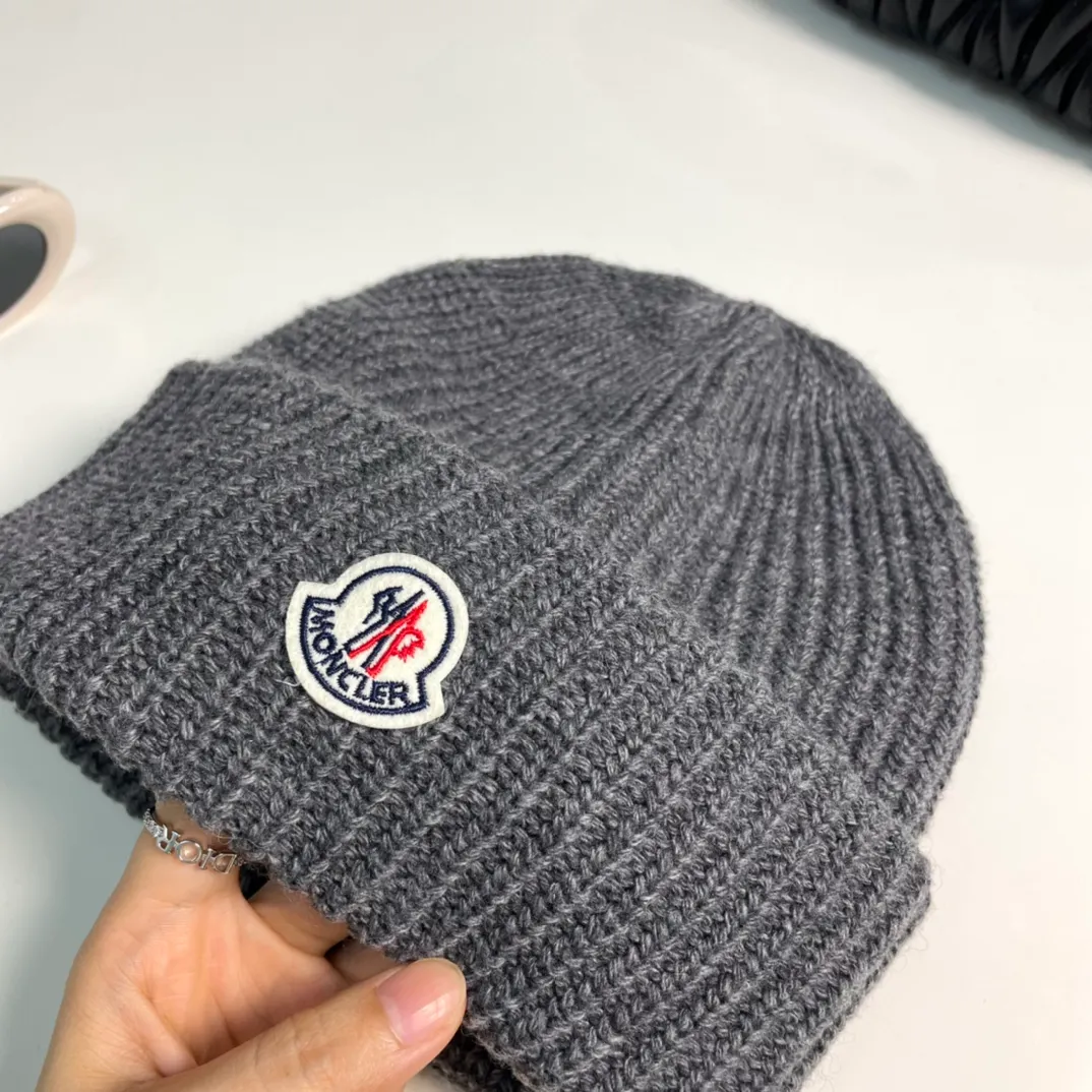 P76 Moncler 2024 early autumn and winter classic knitted hat, original replica. Very soft and skin-friendly, very elastic 💓 Textured and very versatile style ~ Warm cashmere woolen hat, one size fits all and elastic ~ Unisex, can be worn by any head circumference. Super quality, highly recommended