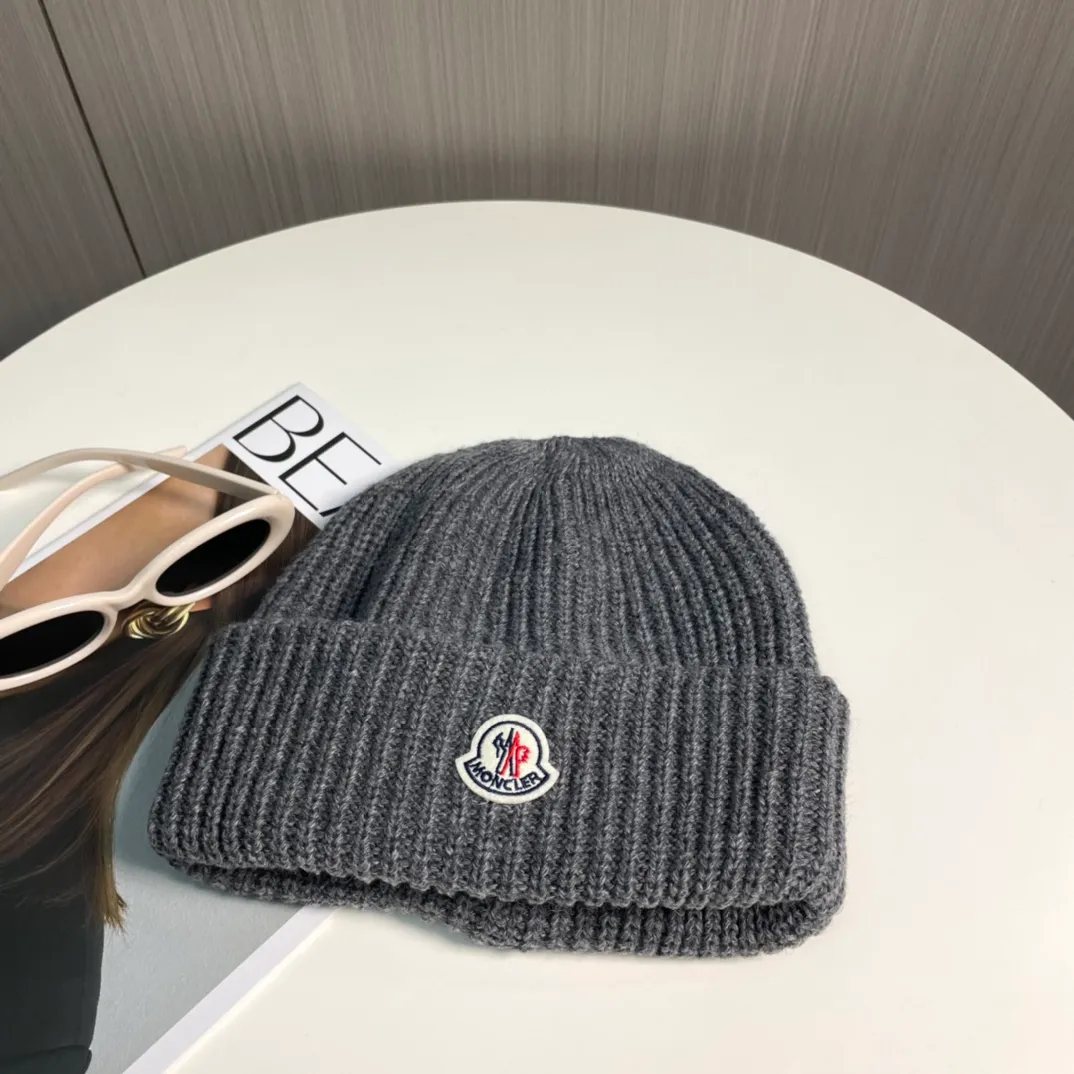 P76 Moncler 2024 early autumn and winter classic knitted hat, original replica. Very soft and skin-friendly, very elastic 💓 Textured and very versatile style ~ Warm cashmere woolen hat, one size fits all and elastic ~ Unisex, can be worn by any head circumference. Super quality, highly recommended