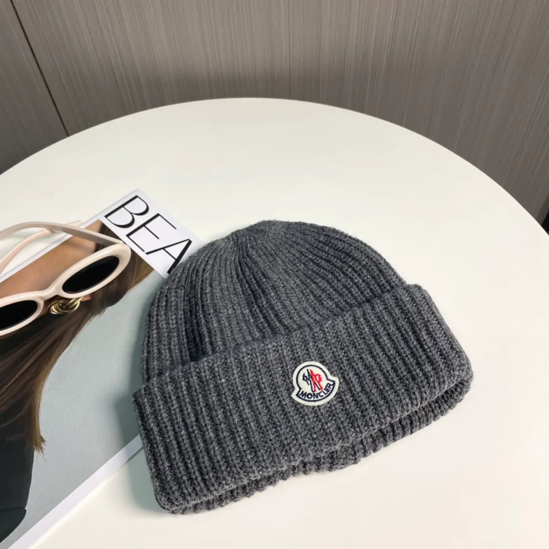 P76 Moncler 2024 early autumn and winter classic knitted hat, original replica. Very soft and skin-friendly, very elastic 💓 Textured and very versatile style ~ Warm cashmere woolen hat, one size fits all and elastic ~ Unisex, can be worn by any head circumference. Super quality, highly recommended