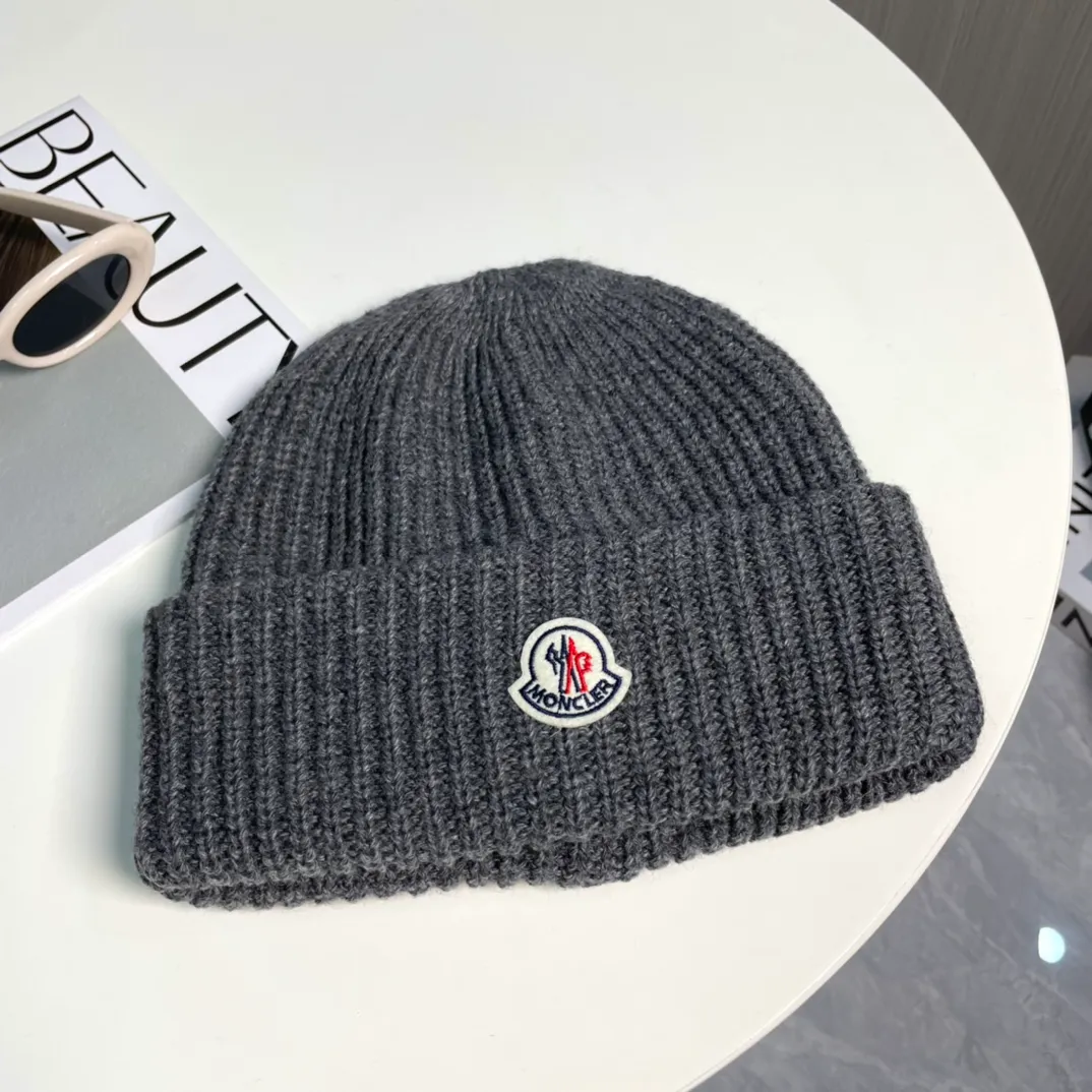P76 Moncler 2024 early autumn and winter classic knitted hat, original replica. Very soft and skin-friendly, very elastic 💓 Textured and very versatile style ~ Warm cashmere woolen hat, one size fits all and elastic ~ Unisex, can be worn by any head circumference. Super quality, highly recommended