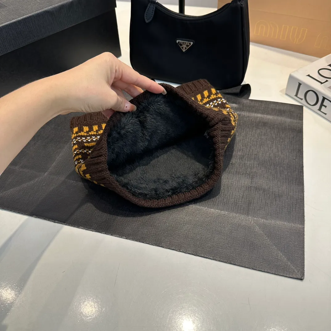 P140 Moncler Moncler 💥 Mouth three-piece set, gloves, hat, scarf, original replica. Very soft and skin-friendly, very elastic 💓 Textured and very versatile style ~ Warm, one size fits all and elastic ~ Unisex, can be worn by any head size. Super quality, highly recommended