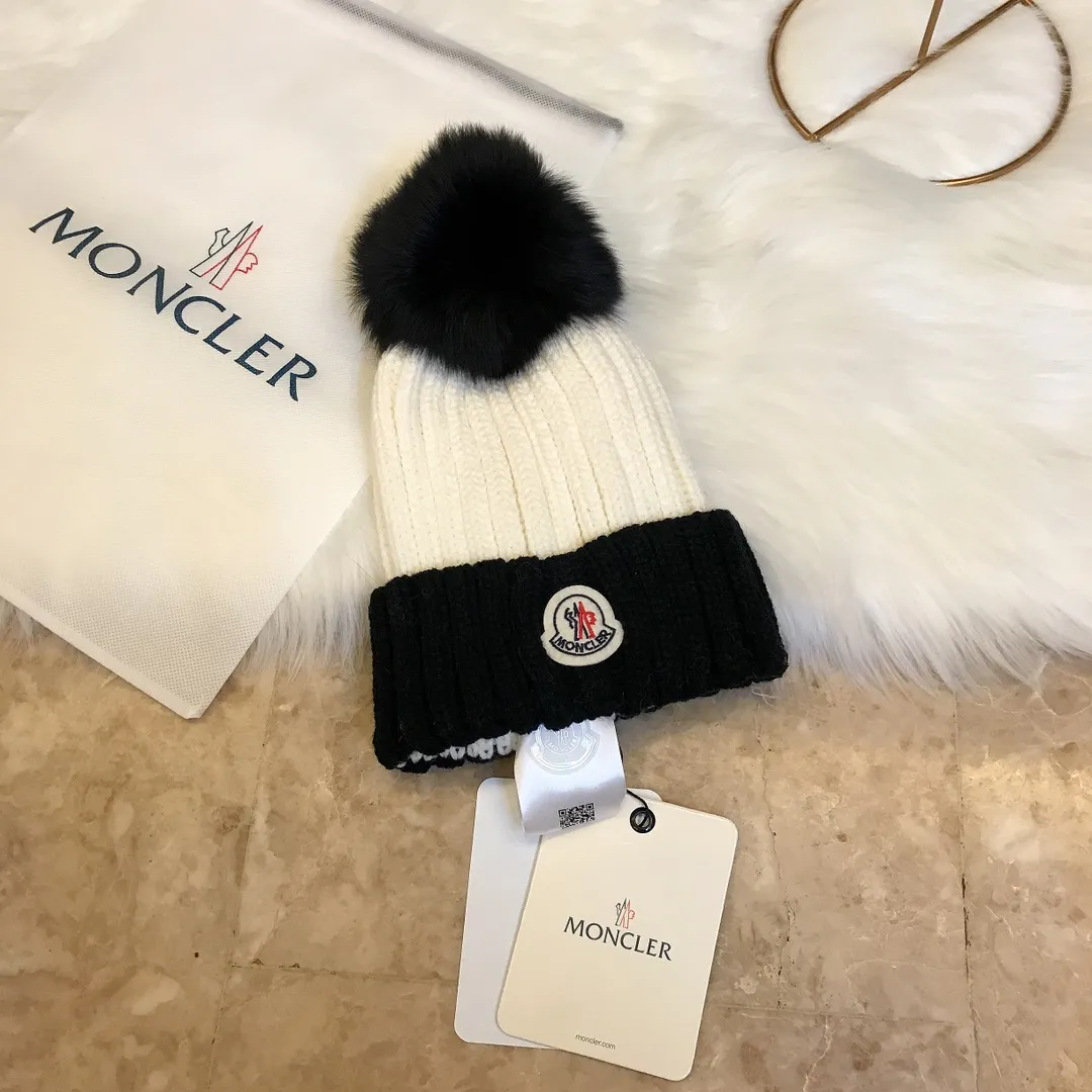 P90 Moncler Mouth Mouth 👒 Innovative color matching style, simple and elegant woolen knitted hat, cute and cute fox fur ball, warm and comfortable, super good quality, very age-reducing 👍
