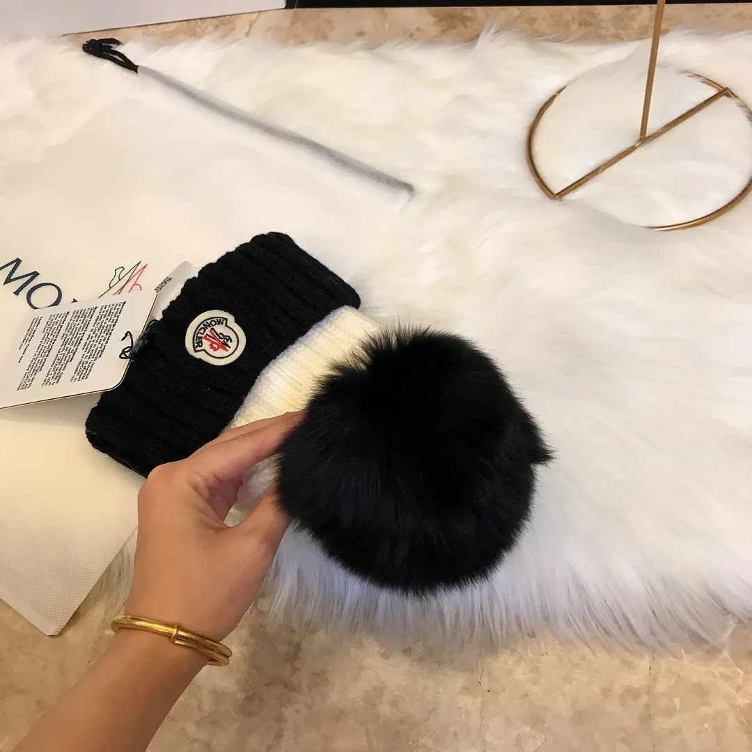 P90 Moncler Mouth Mouth 👒 Innovative color matching style, simple and elegant woolen knitted hat, cute and cute fox fur ball, warm and comfortable, super good quality, very age-reducing 👍