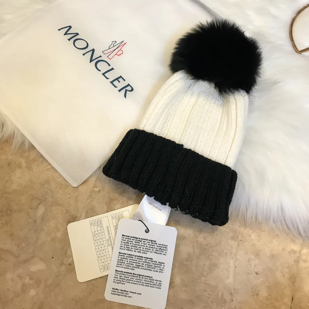 P90 Moncler Mouth Mouth 👒 Innovative color matching style, simple and elegant woolen knitted hat, cute and cute fox fur ball, warm and comfortable, super good quality, very age-reducing 👍