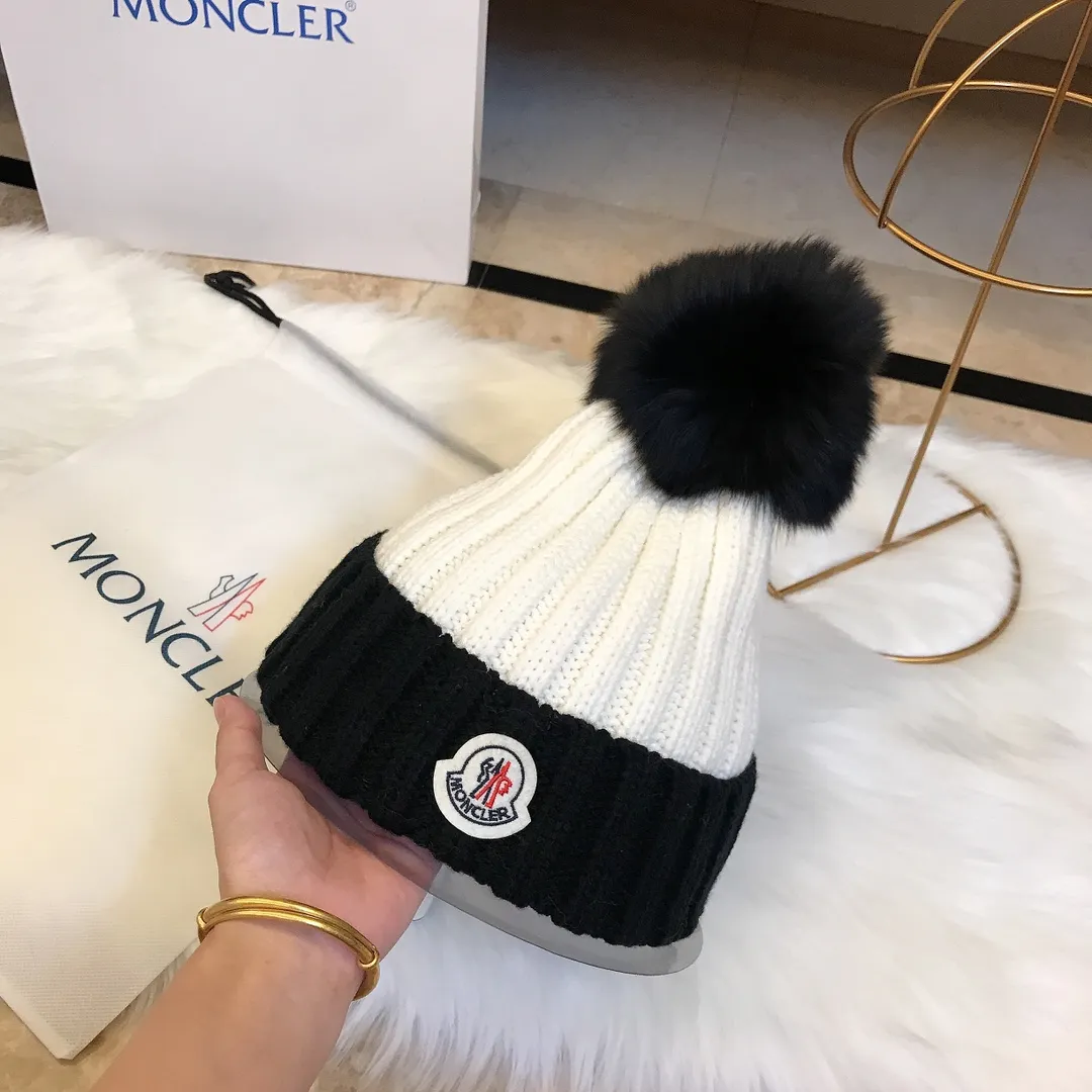 P90 Moncler Mouth Mouth 👒 Innovative color matching style, simple and elegant woolen knitted hat, cute and cute fox fur ball, warm and comfortable, super good quality, very age-reducing 👍