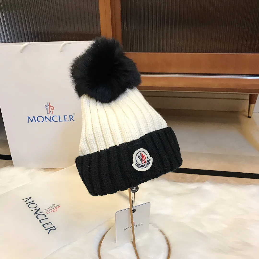 P90 Moncler Mouth Mouth 👒 Innovative color matching style, simple and elegant woolen knitted hat, cute and cute fox fur ball, warm and comfortable, super good quality, very age-reducing 👍