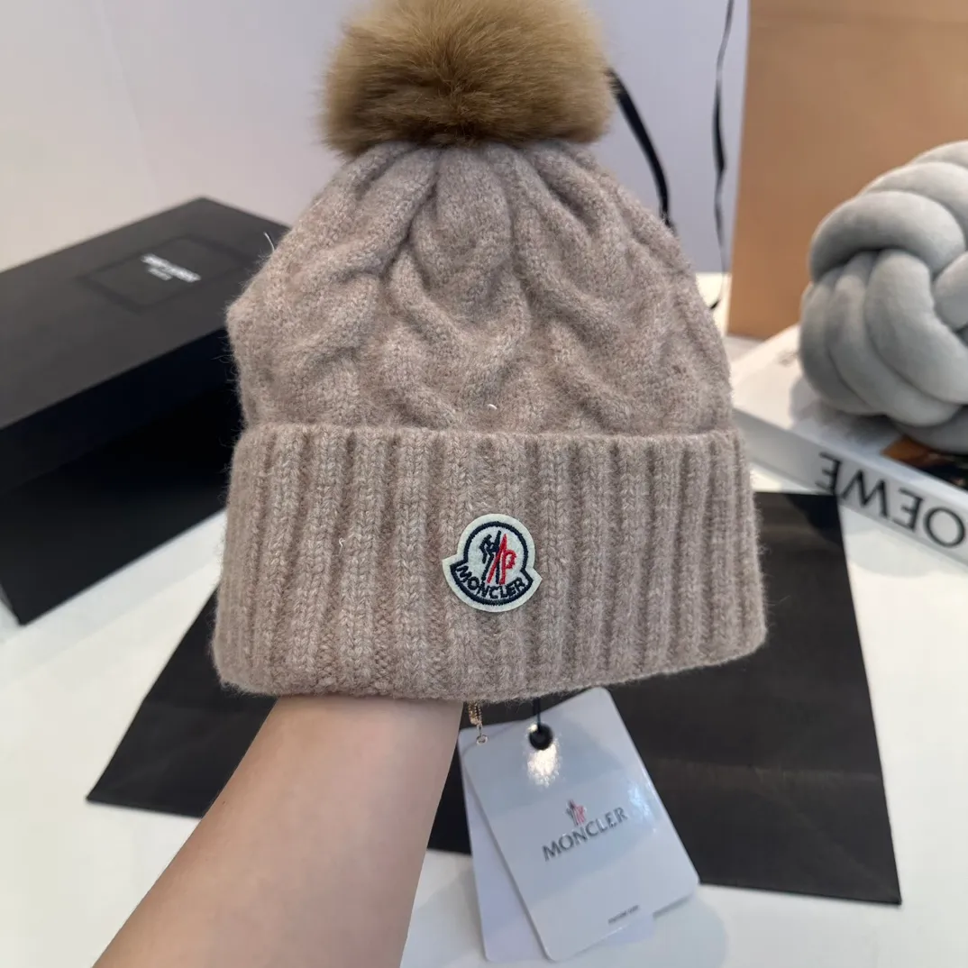 P90 Moncler👒high-end genuine exclusive style, hemp flower knitted hat, made of selected wool, skin-friendly and super soft‼ ️Paired with fox fur balls, it is very age-reducing‼ ️Complete trademark hangtags